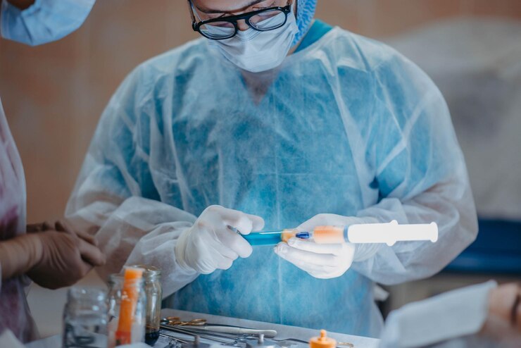 جراح در حال بررسی چربی تخلیه شده